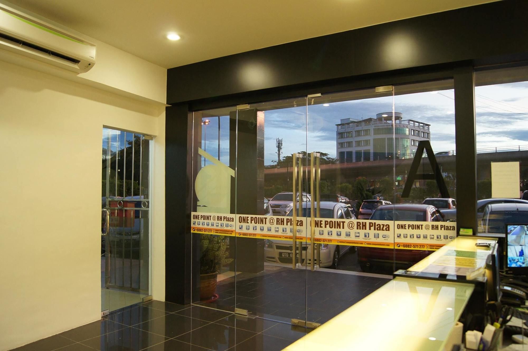 One Point Hotel Kuching Exterior foto